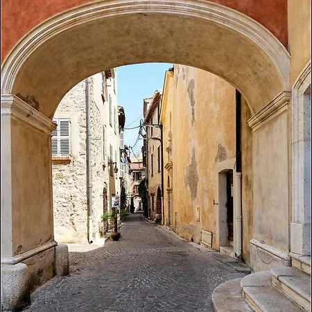 Les Remparts Location * アンティーブ